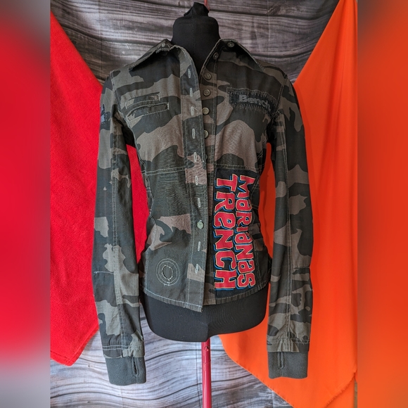 Camo 🪖 Button-Up Long Sleeve - Picture 3 of 13